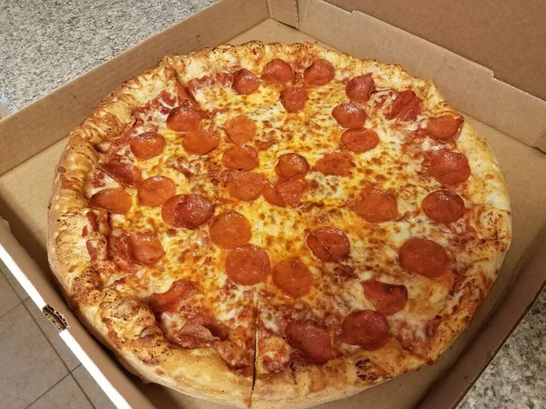 Pizza de pepperoni en caja de cartón en el mostrador —  Fotos de Stock