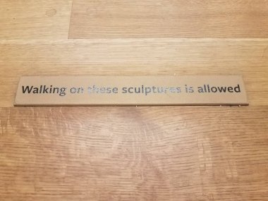 Heykellerin üzerinde yürümek ahşap zeminde imza atmaya izin verir.