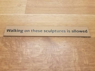 Heykellerin üzerinde yürümek ahşap zeminde imza atmaya izin verir.