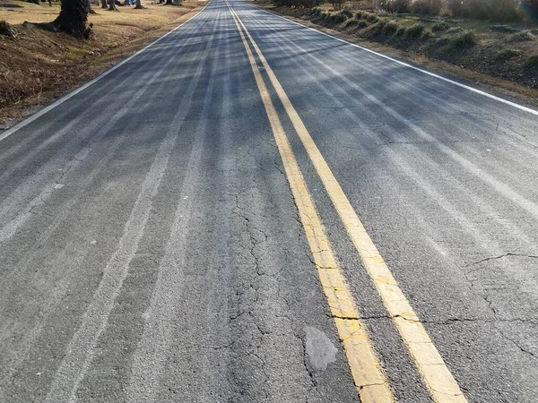 Salmuera o sal en una carretera o calle en invierno — Foto de Stock