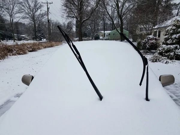 Tarcze wycieraczek samochodowych i śnieg zimą — Zdjęcie stockowe