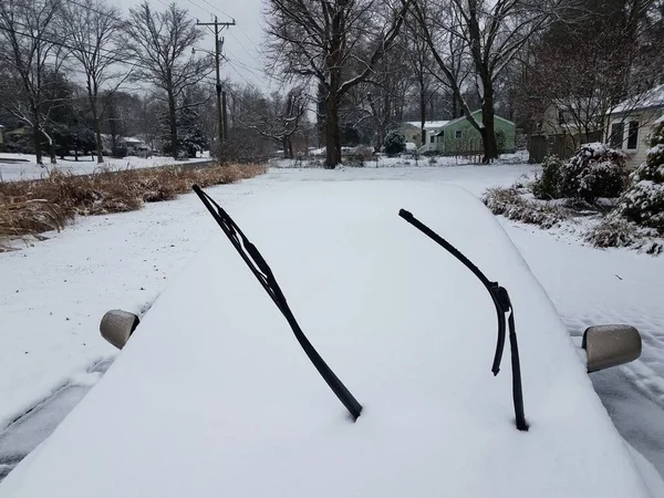 Автомобільні лопаті склоочисника і сніг взимку — стокове фото