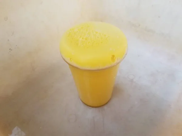 Experimento Científico Espuma Amarilla Taza Desbordante Bañera Plástico — Foto de Stock