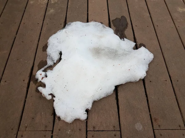 Μικρός Σωρός Από Λευκό Χιόνι Που Λιώνει Στο Ξύλινο Κατάστρωμα — Φωτογραφία Αρχείου