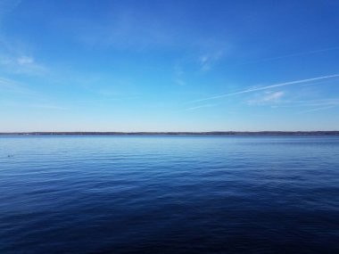 Mavi su ve gökyüzü ile nehir kıyısında