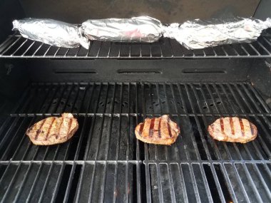 Izgarada domuz pirzolası ve mısır.