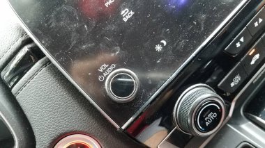 Arabada tozlu ve kirli dokunmatik ekran