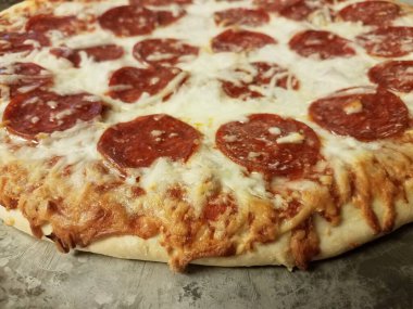 Metal tepside peynirli acı biberli pizza.