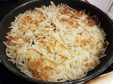 Kızartma tavasında veya tavada pişen haşlanmış patates.