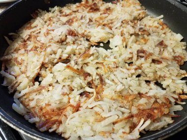 Kızartma tavasında veya tavada pişen haşlanmış patates.