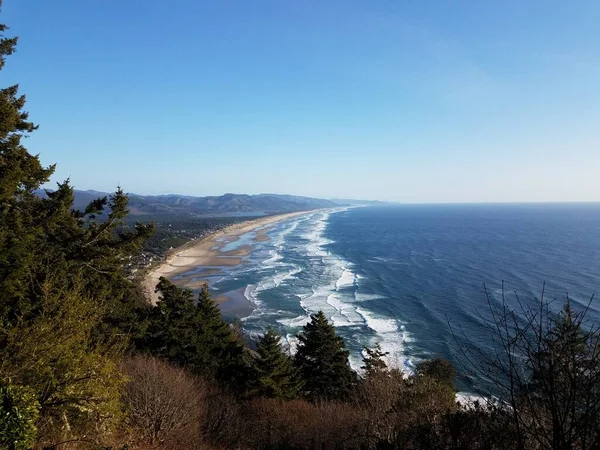 Ocean shore and waves on coast in Manzanita, Oregon — Stock Photo, Image