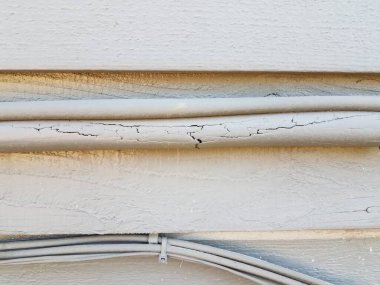 Evin ya da evin her tarafında izole kablolar ve kablolar kullanılmış.