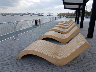 Alexandria, Virginia 'da Potomac nehrinin yanındaki eğri ahşap sandalyeler.