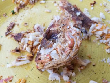 Sarı tabakta kızarmış balık kafası yedim.