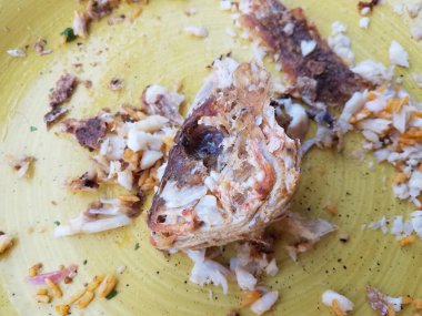 Sarı tabakta kızarmış balık kafası yedim.