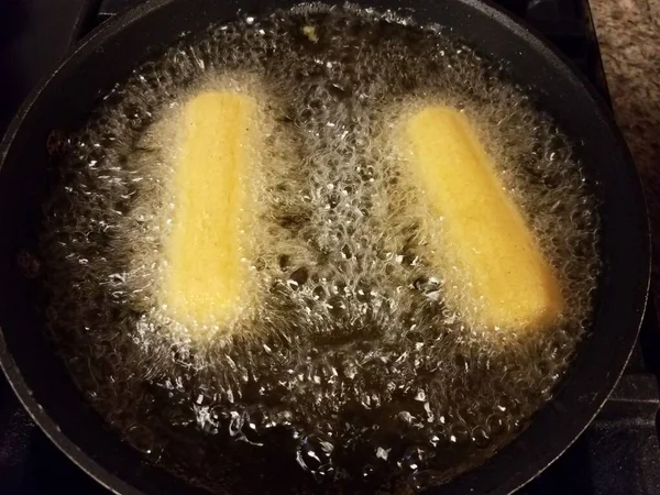 Beignets de maïs frit de Porto Rico dans une casserole d'huile chaude — Photo