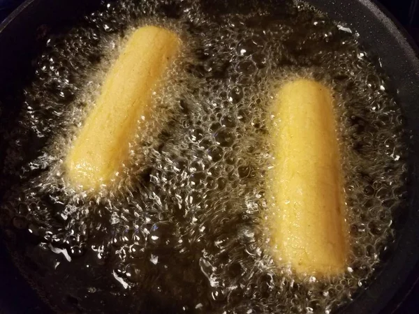 Fritos de milho fritos de Porto Rico em panela de óleo quente — Fotografia de Stock