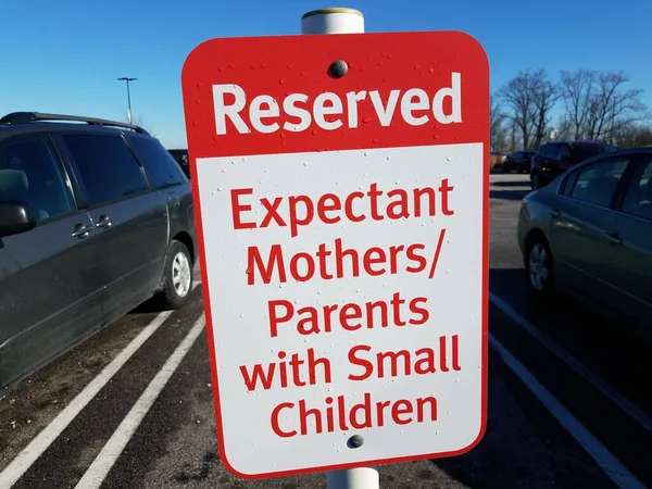 Parking space reserved for expectant mothers sign — Stock Photo, Image