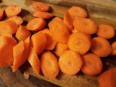 Tahtada dilimlenmiş turuncu havuçlar.