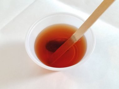 Çubuk dondurma ve plastik bardakta çelik yün.