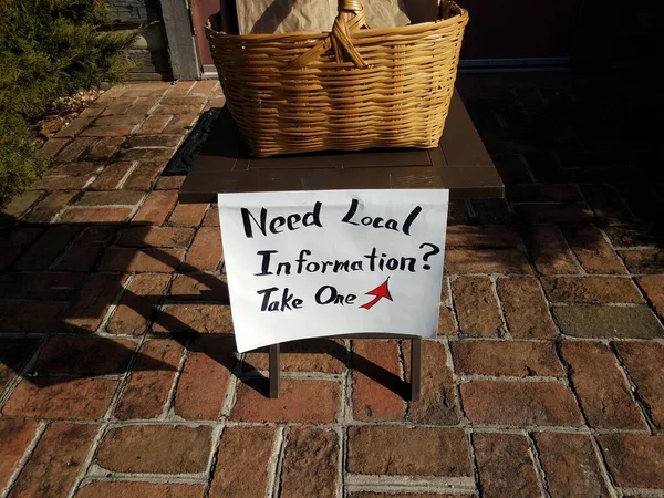 Potrzeba lokalnych informacji wziąć jeden i koszyk — Zdjęcie stockowe