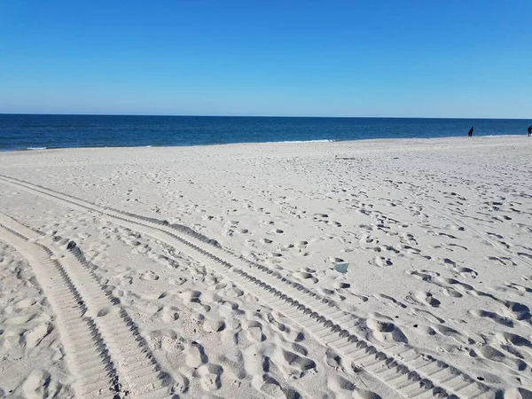 Reifenspuren auf Sand am Strand oder Ufer mit Wasser — Stockfoto