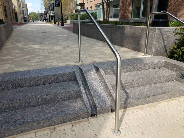 Patikalı ya da rampalı adımlar ya da merdivenler bisiklet ve tırabzan içindir — Stok fotoğraf