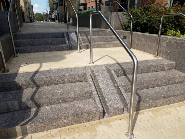 Escalones o escaleras con camino o rampa para bicicletas y barandilla —  Fotos de Stock
