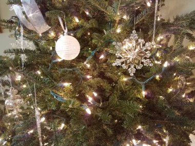 Süslemeli ve beyaz ışıklı Noel ağacı