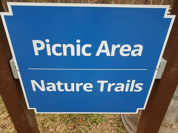 Houten blauwe picknickplaats natuur paden teken — Stockfoto