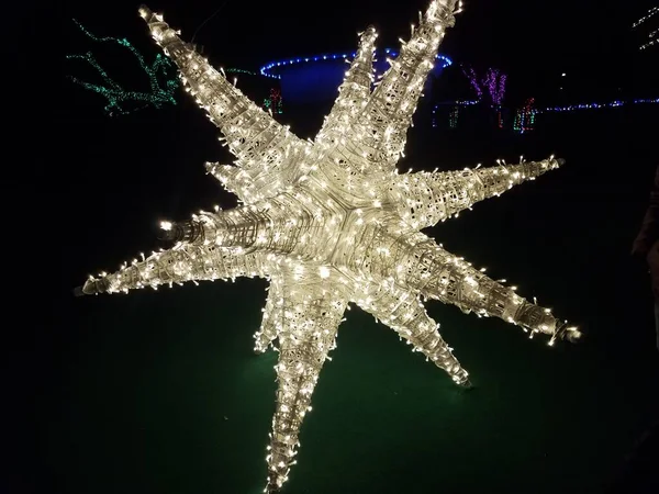 Blanco puntiagudo estrella forma luz decoración por la noche —  Fotos de Stock