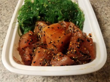 Ton balığını deniz yosunu ve susam tohumuyla dürtün.