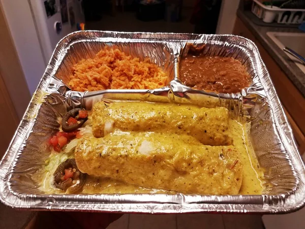 Meksykańskie enchiladas w sosie w metalowej tacy z ryżem — Zdjęcie stockowe