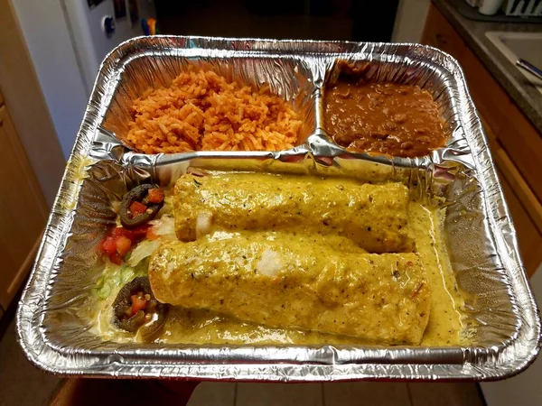 Mexikanska enchilada i sås i metallbricka med ris — Stockfoto