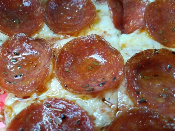 치즈와 함께 피자 위에 놓인 기름기많은 페퍼로니 고기 — 스톡 사진