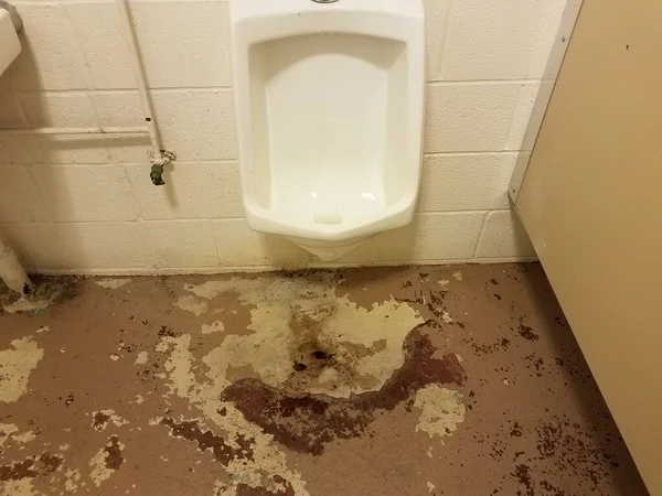 Urinoir en vuile badkamer vloer of grond — Stockfoto