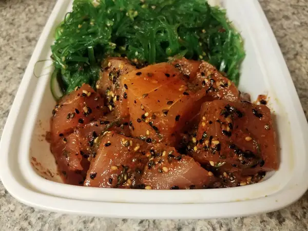 Ton balığını deniz yosunu ve susam tohumuyla dürtün.