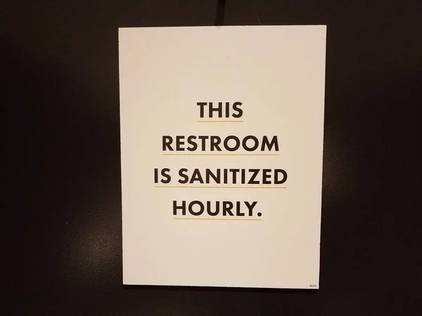 卫生间门上每小时有一个卫生标志 — 图库照片