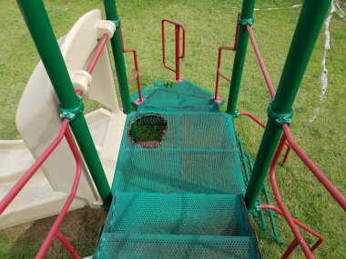 Bozuk oyun alanı yapısında paslı metalde delik