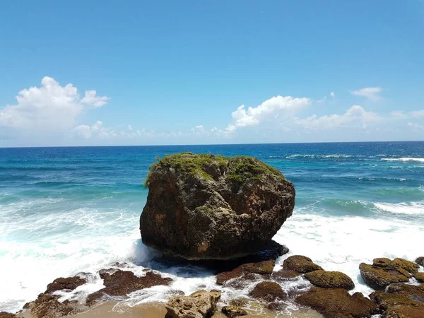 Μεγάλος βράχος στην παραλία με ωκεανό και κύματα — Φωτογραφία Αρχείου