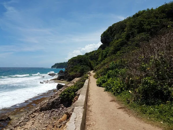 Sentiero e spiaggia fuori dal tunnel di Guajataca in Isabela, Porto Rico — Foto Stock