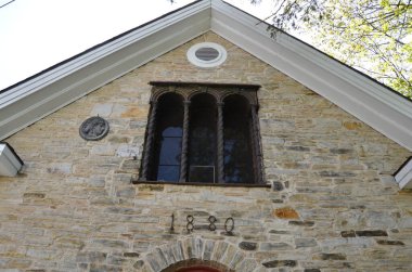 Taş bina ya da yapıya oyulmuş ahşap pencere