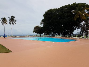 Porto Riko 'da büyük bir otel ya da motel havuzunda su