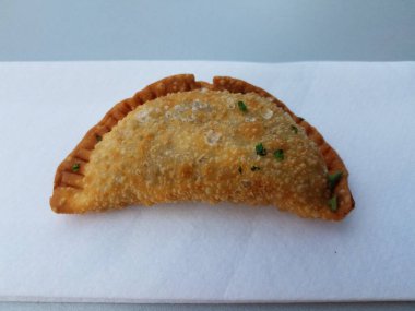 Kızarmış Porto Riko empanada aperatifi kağıt havluyla.