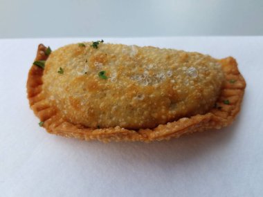 Kızarmış Porto Riko empanada aperatifi kağıt havluyla.