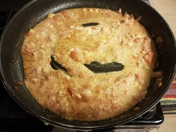 Tomatenzwiebelsauce in Pfanne oder Pfanne — Stockfoto