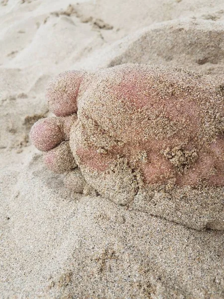 Pés masculinos e dedos dos pés na areia na praia — Fotografia de Stock