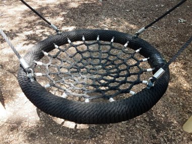 Çocuk parkı ve odun parçalarıyla sallan ya da otur