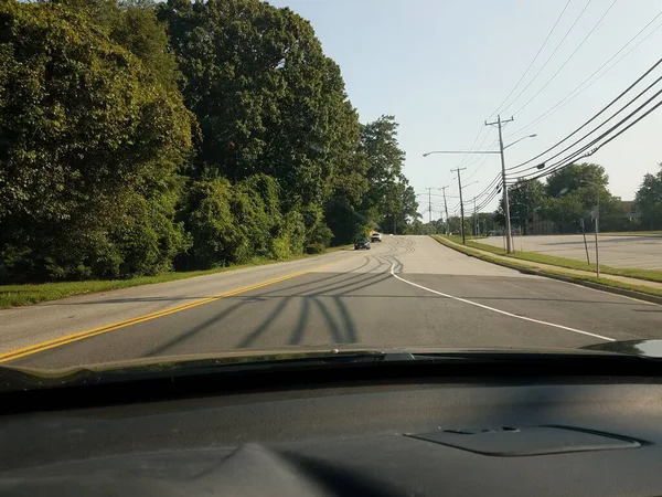 Sombras en la carretera de líneas eléctricas vista desde el interior del coche — Foto de Stock