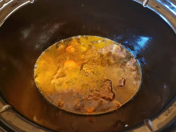 Estofado de ternera con zanahorias y caldo en crockpot — Foto de Stock